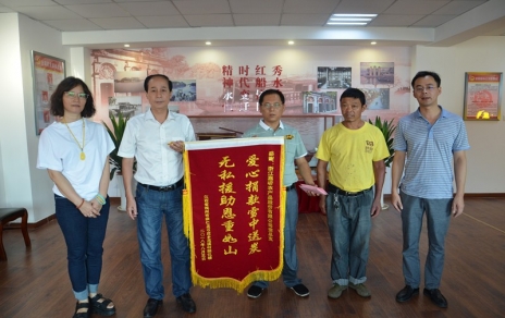 心中的愛(ài)用行動(dòng)表達(dá)，希望的燈有你我點(diǎn)亮
